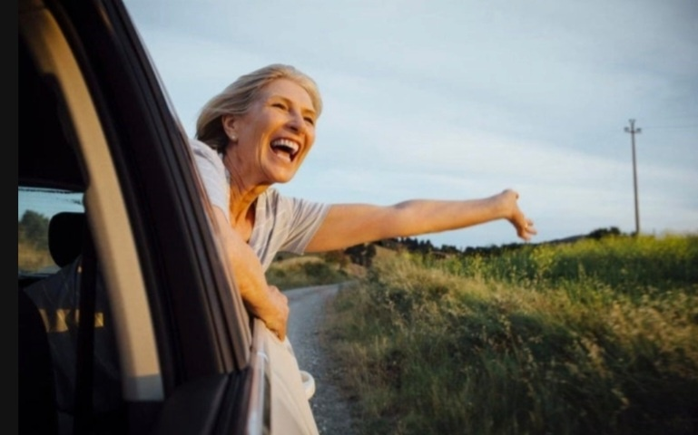 소녀처럼 기뻐 웃음지며 손흔드는 노년여인 이미지