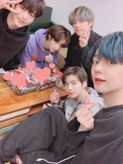 투모로우바이투게더 빌보드 200