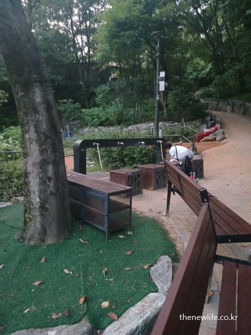 아차산 황토길 맨발 걷기 코스 내 발 세척 시설