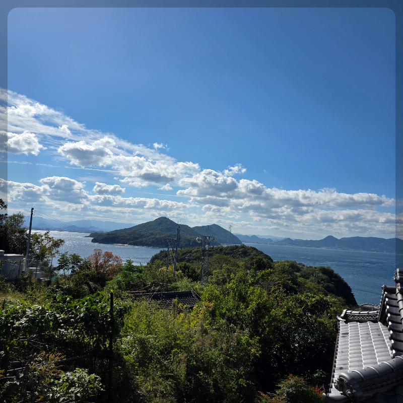 가파른 골목에서 본 바다 풍경 - Sea view on steep alleyway