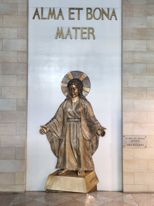 방배4동성당 주보성인이신 원죄없이 잉태되신 성모님입니다.