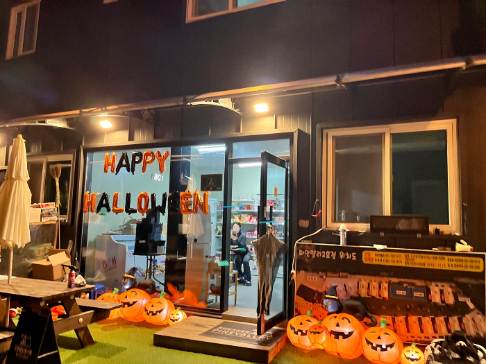 관리동 매점과 장작의 모습