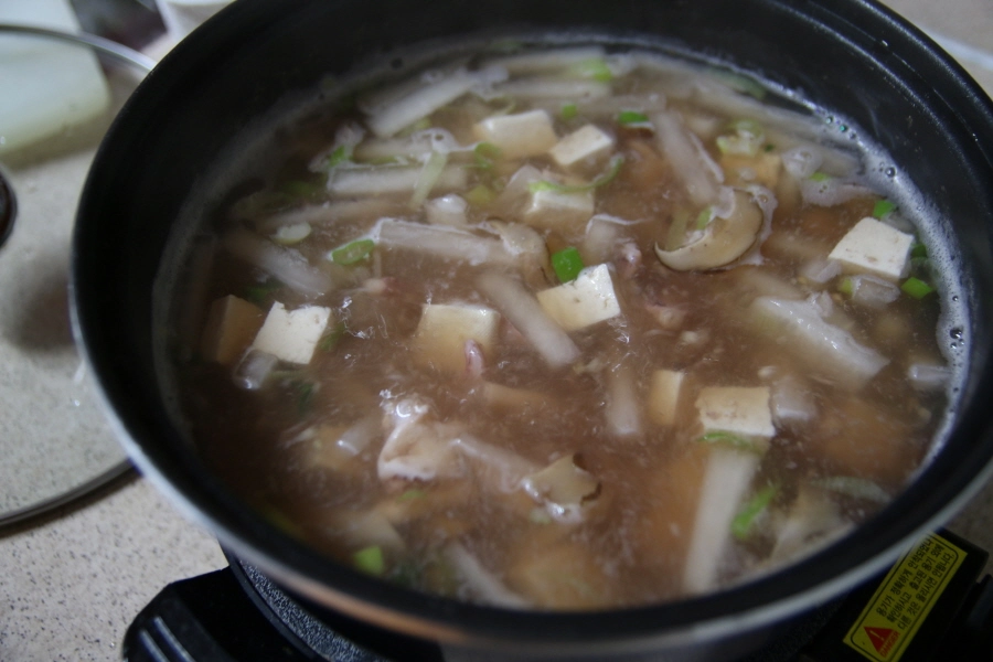 오징어국 끓이는 모습