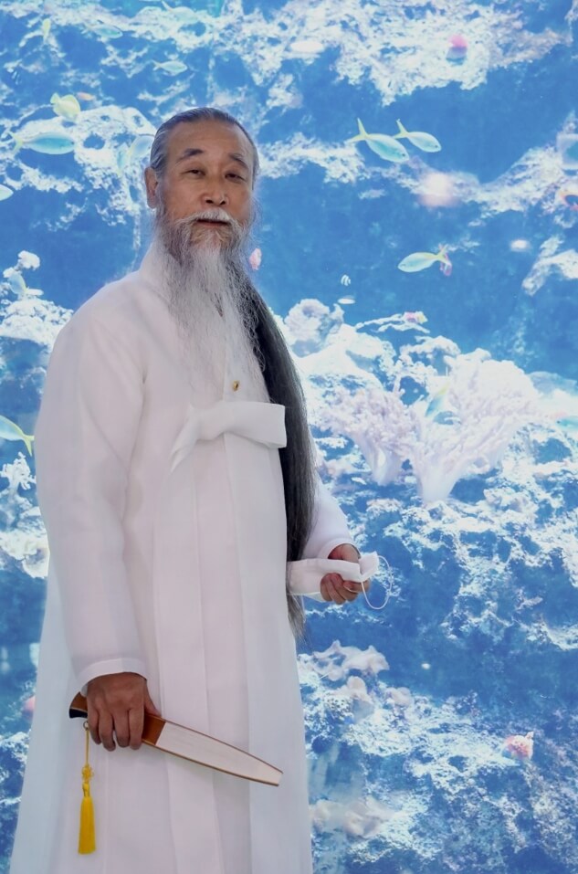 제주도 아쿠아리움에서 부채와 마스크 들고 찍은 천공스승 사진