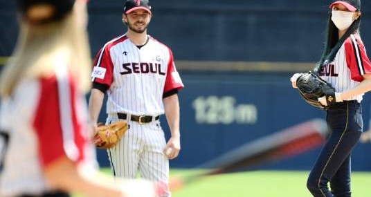 LG 트윈스 ITZY 채령 예지 시구 사진 SSG랜더스