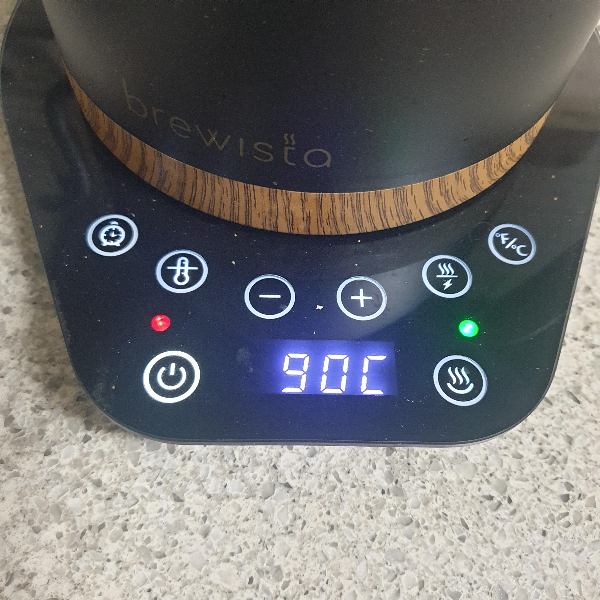 브뤼스타 드립포트. 온도 표시는 90℃ 보온 기능이 켜져있는 상태