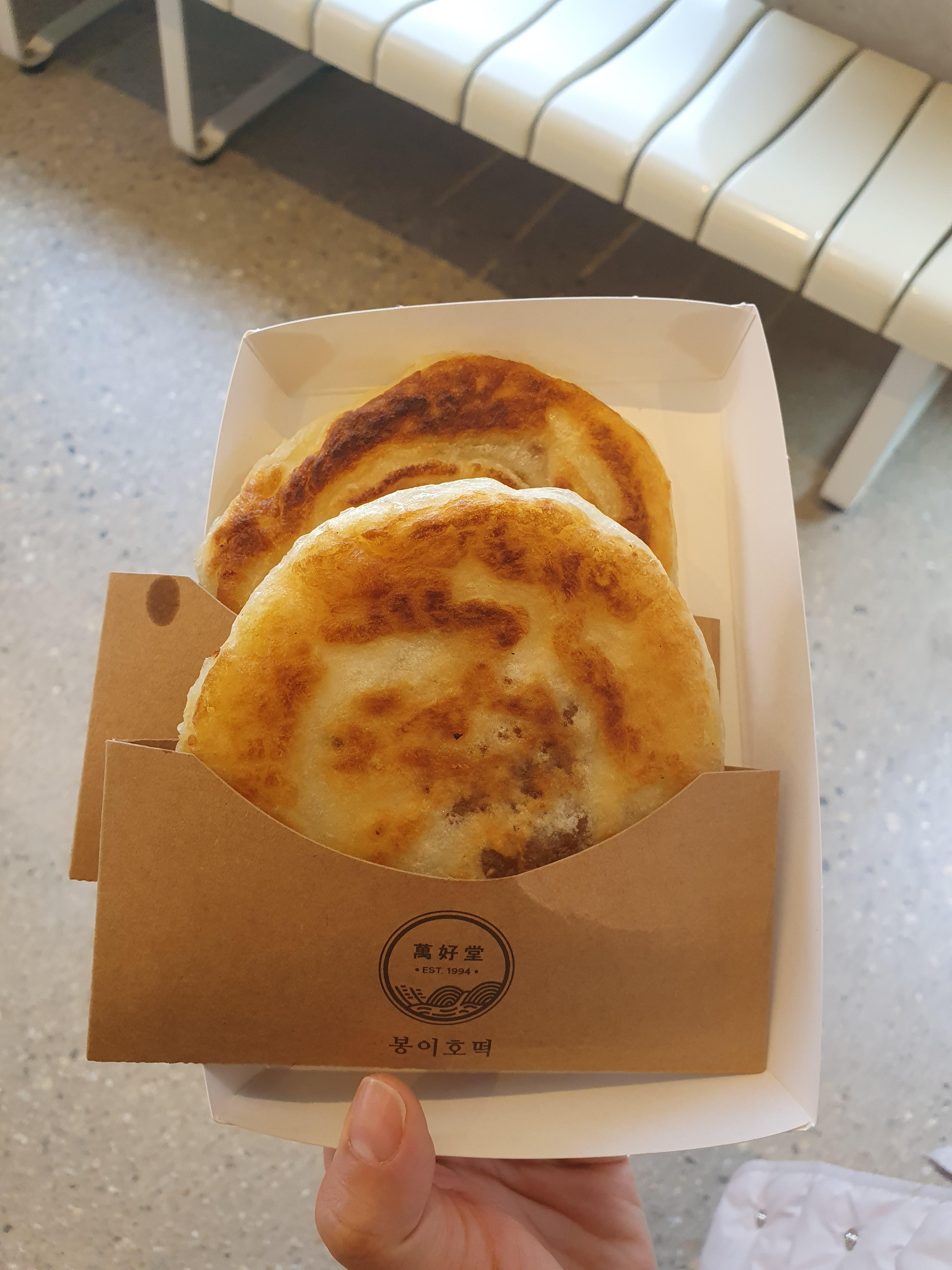 봉이호떡 수통골점 호떡2개 가지고 나왔습니다.