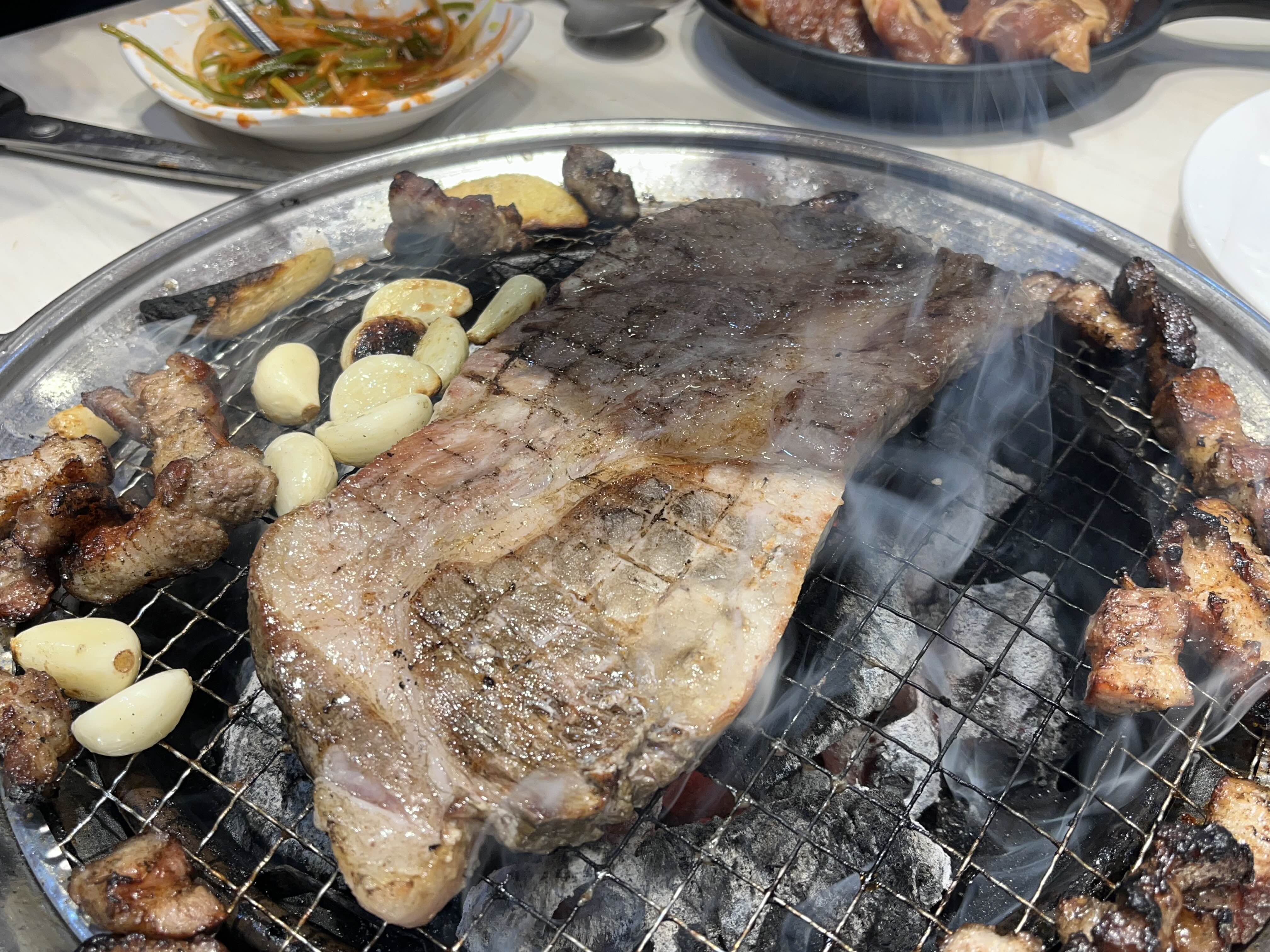 숯불 불판에 프렌치렉 구워지는 모습