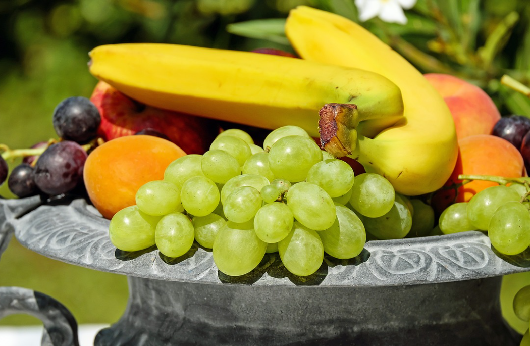 여러가지 과일들이 모여있다