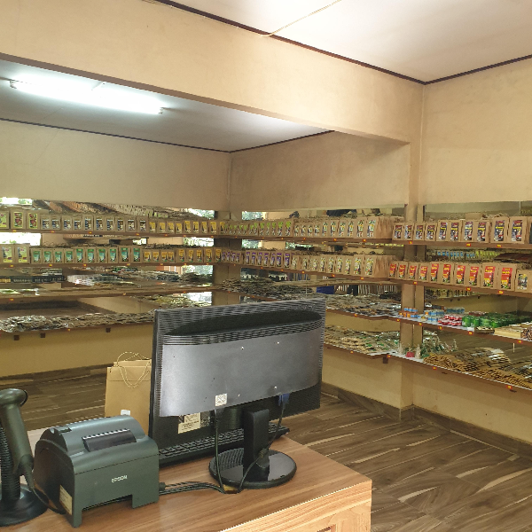 원두 판매 공간. 선반은 네 줄로 이뤄져 있으며. 선반 위에 원두들이 일렬로 쭉 놓여있다.