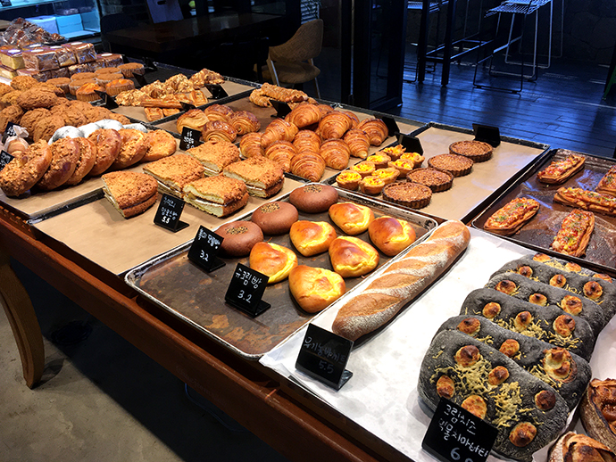 채점석-베이커리-내부-빵2