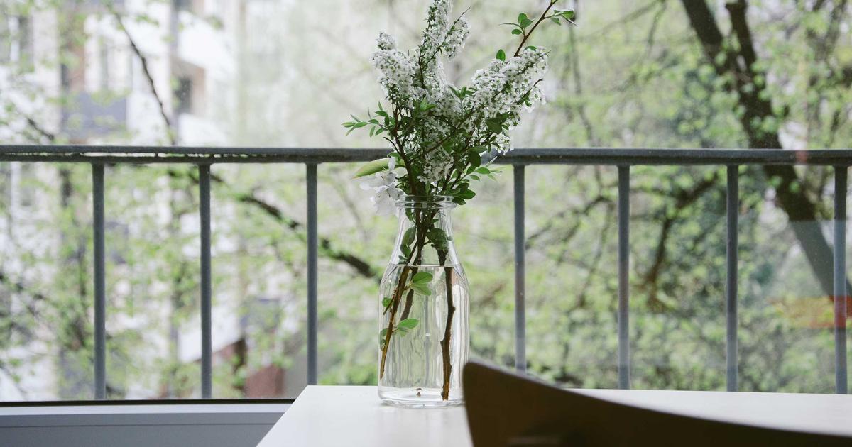 smart home device setup with AI speaker and tablet