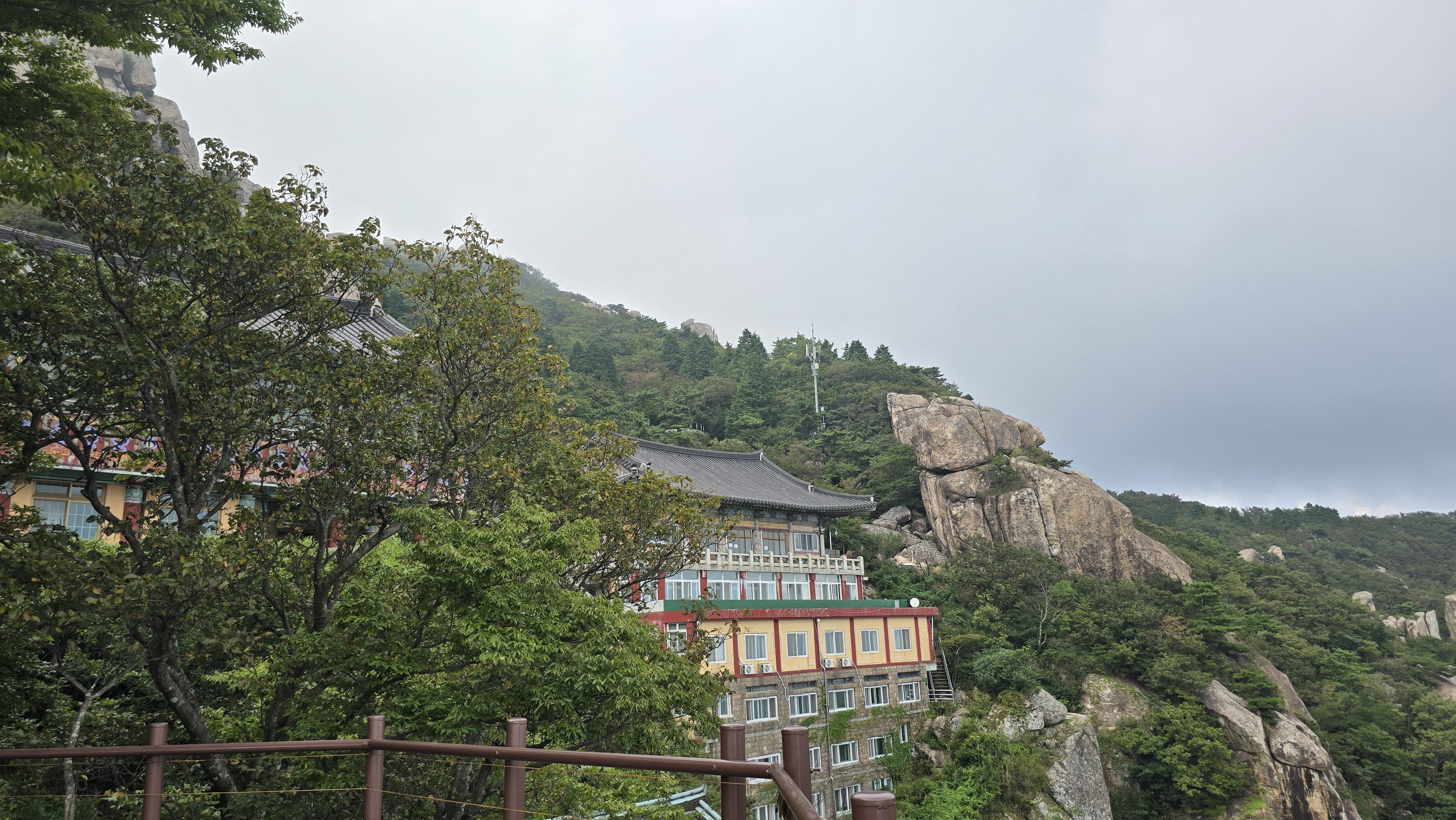 남해 보리암 절벽 위 전경