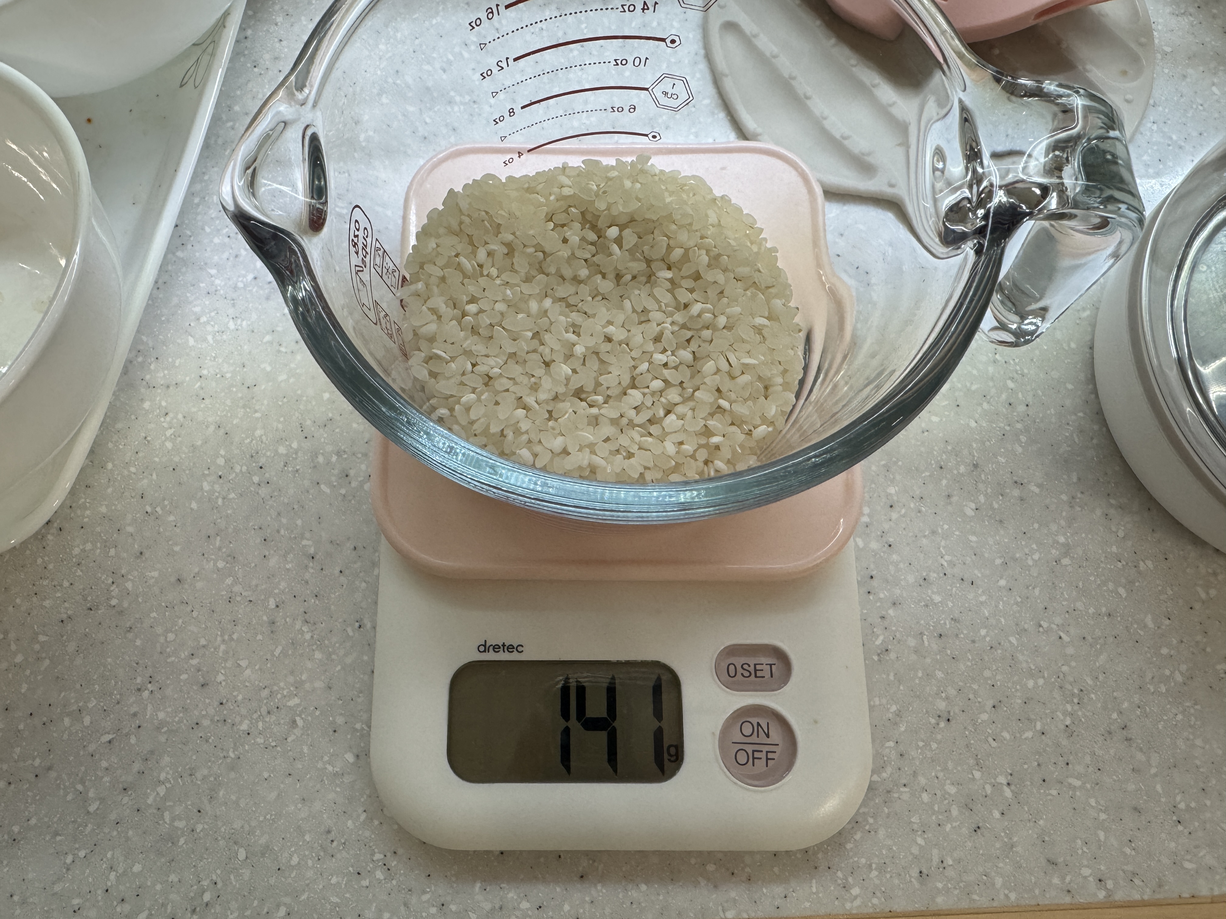 쌀 141g을 계량한 사진
