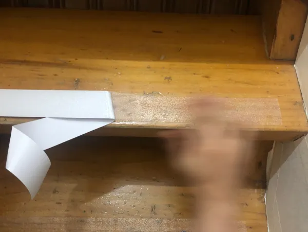 미끄럼 방지 테이프를 계단에 붙이는 모습