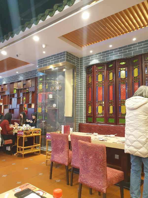 녹색 기와 장식, 붉은색 창틀과 스테인글라스 창이 보이는 내부