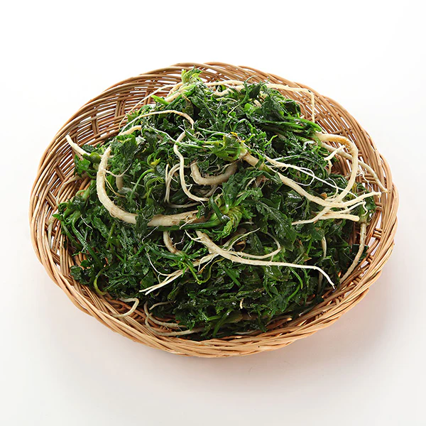 바구니에 들어있는 냉이