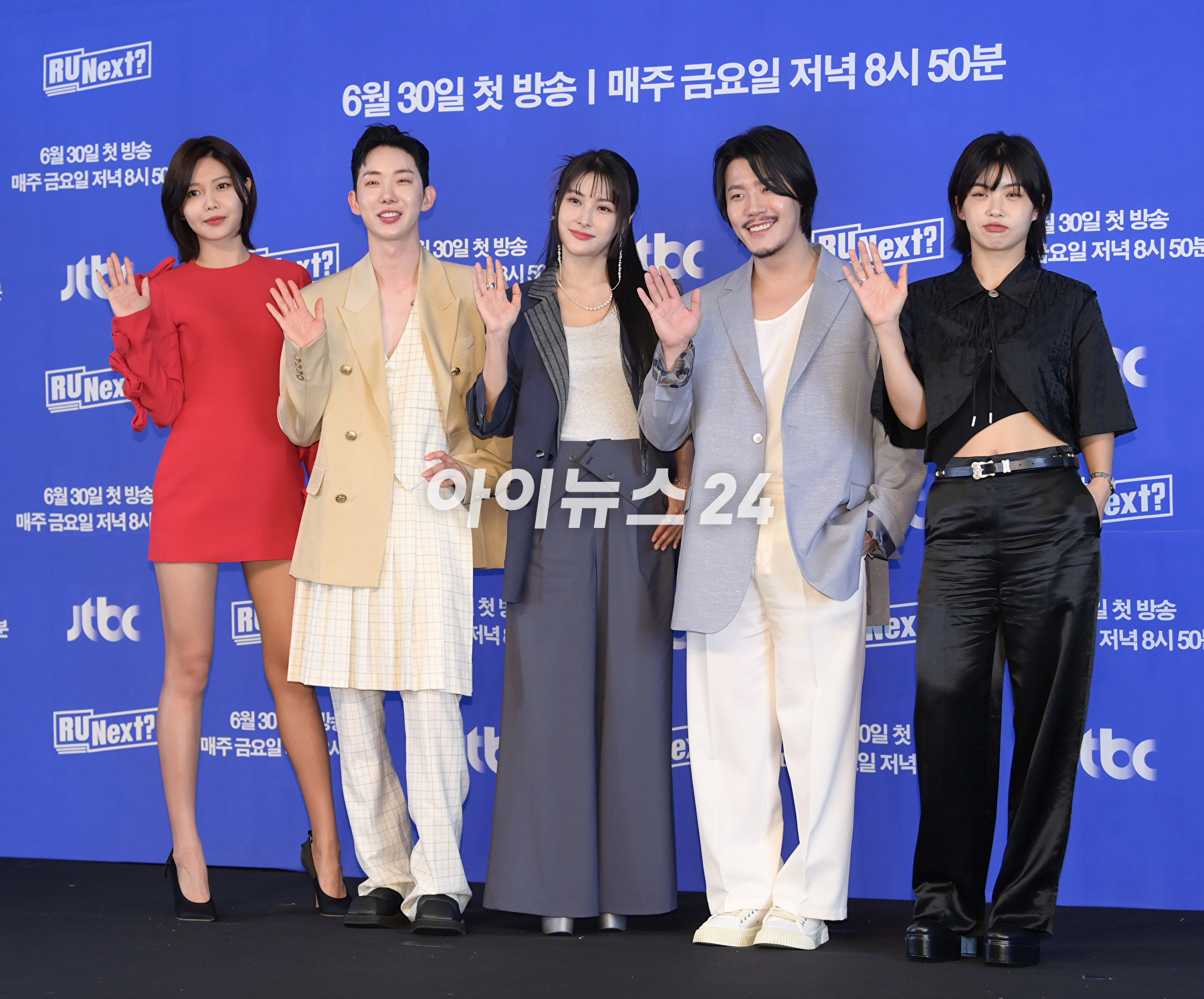 (왼쪽부터)최수영-조권-박규리-이현-아이키가 30일 오전 서울 마포구 상암동 스탠포드호텔에서 열린 JTBC 서바이벌 프로그램 '알유넥스트(R U Next?)' 제작발표회에 참석하고 있다. [사진=정소희 기자]