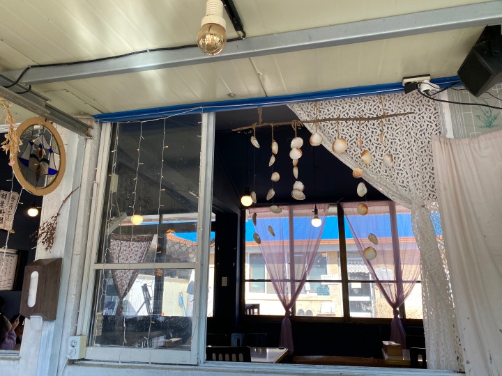 상송식당-내부-인테리어-창문