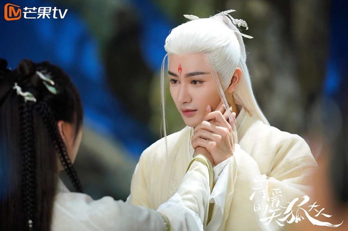 백발이-된-장월이-기원보의-손을-잡고-바라보며-따뜻한-미소를-짓고-있는-모습