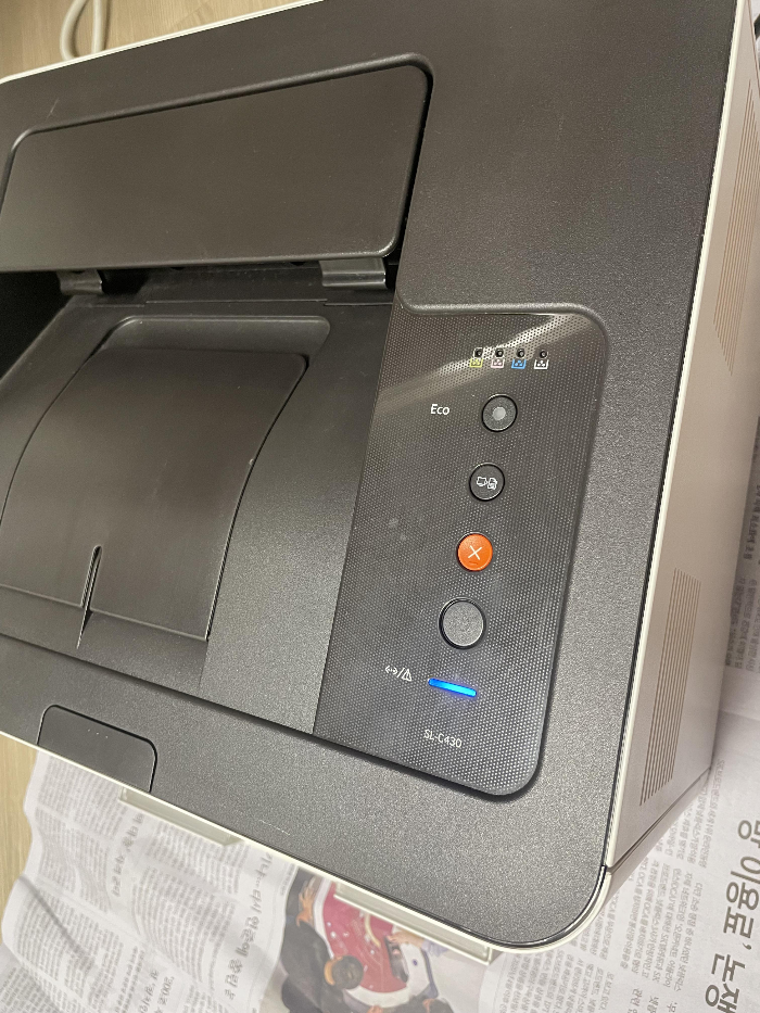 상태표시등에 파란색 불이 점등된 삼성 프린터