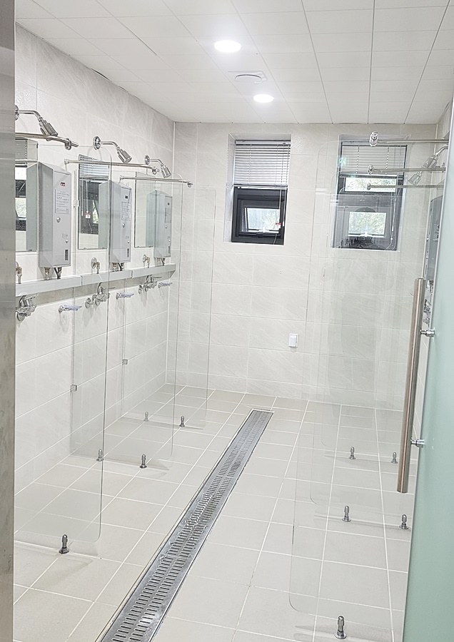 유리칸막이로되어있음