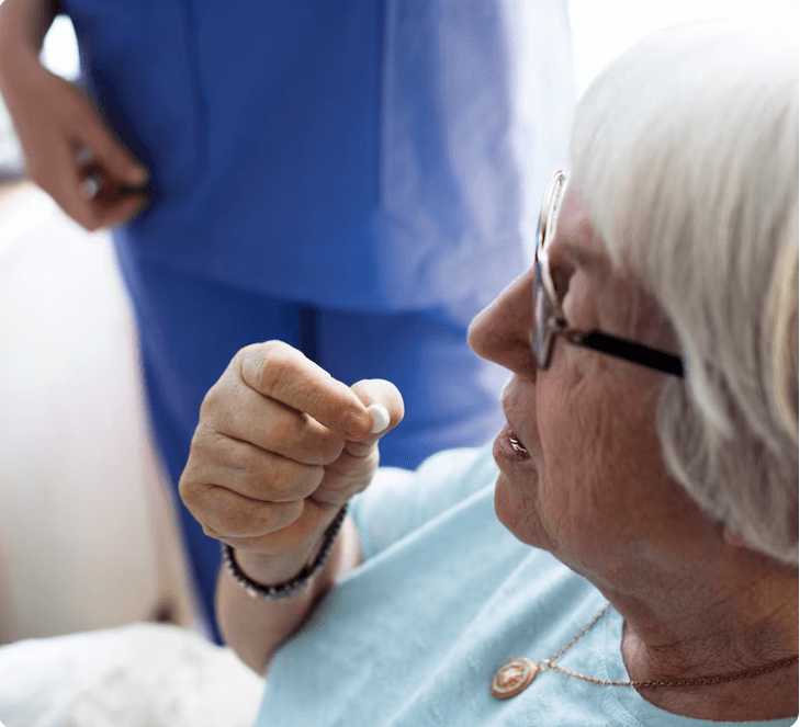 환자에게 알약을 먹이고 있는 모습