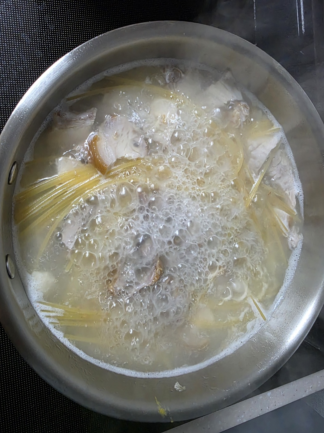 스파게티와 족발을 끓이는 장면