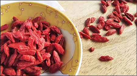 말린 구기자가 담긴 그릇