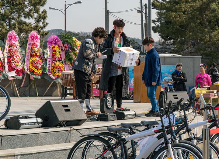 무창포 축제장에서 자전거 경품 추첨 이벤트 현장