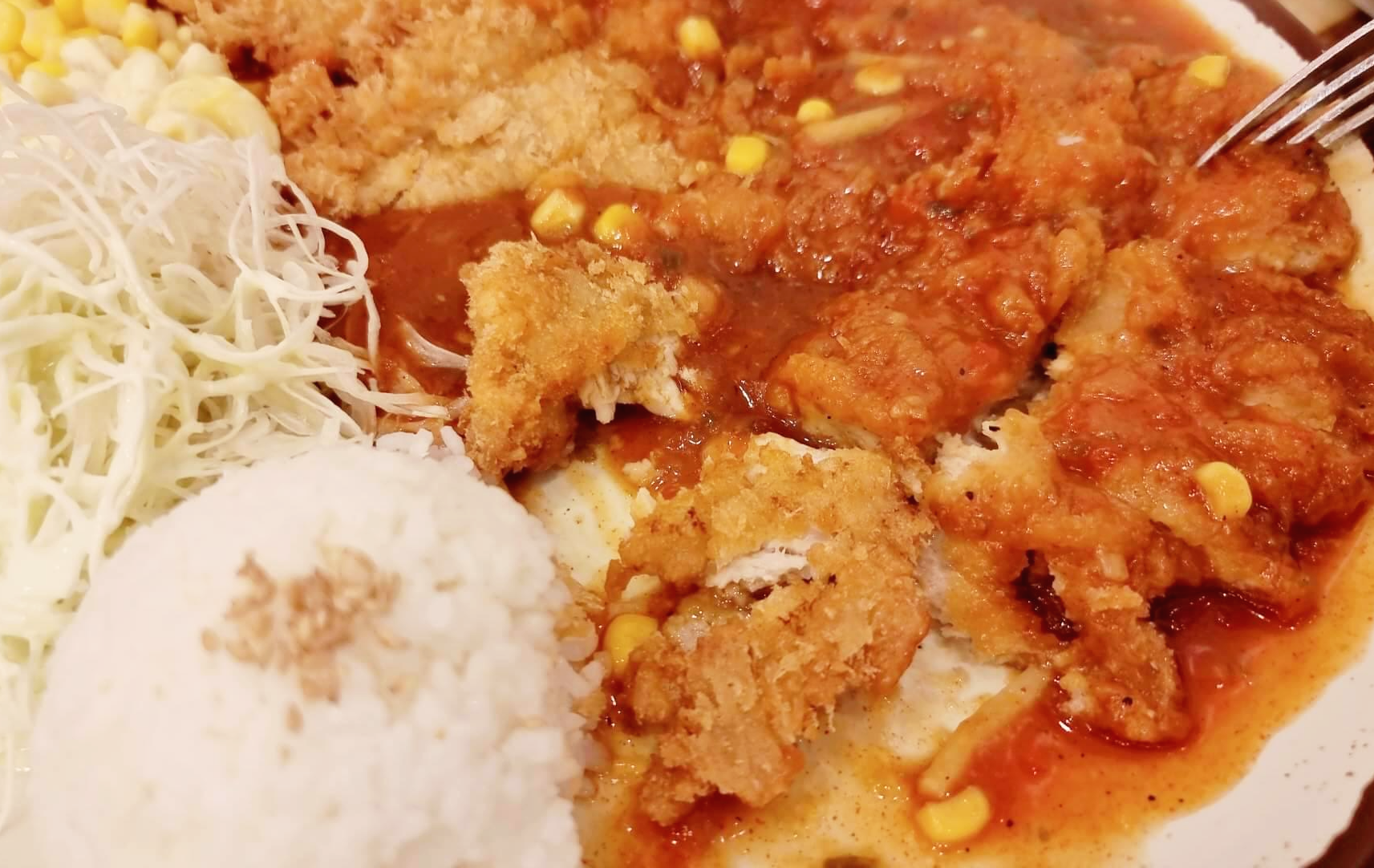 돈까스를 자르고 포크로 찍어봄