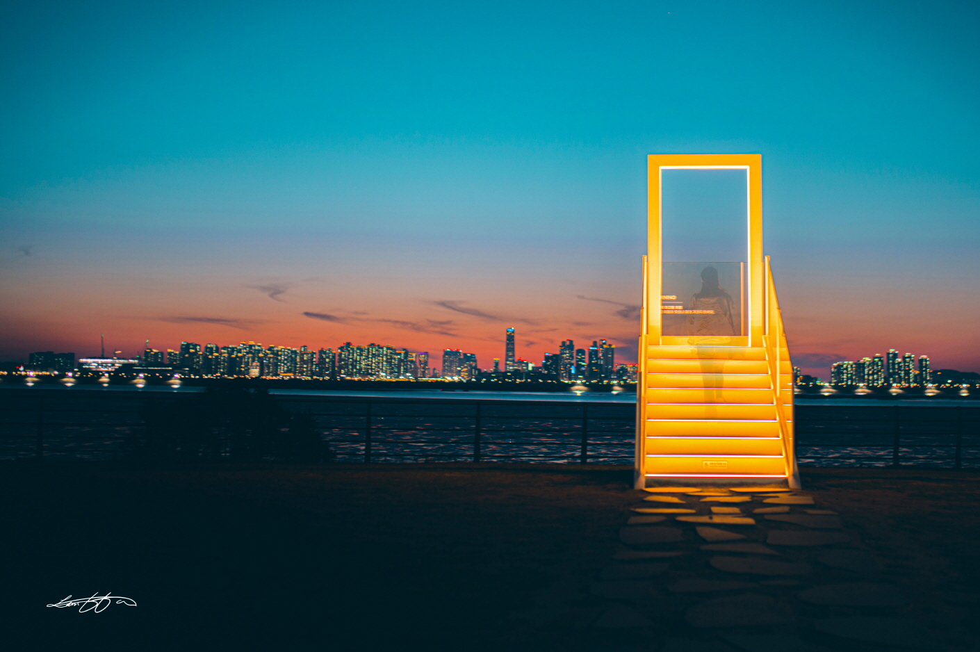 천국의 계단으로 올라가는 모습