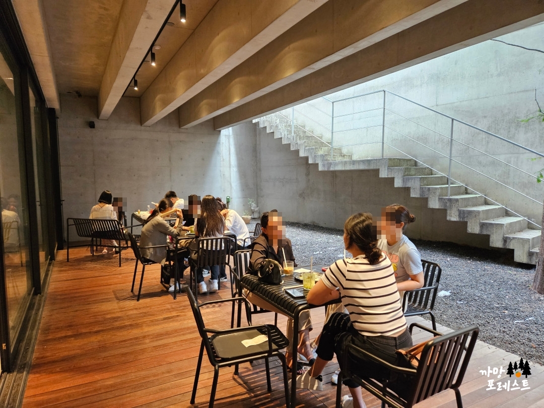 누데이크 하우스 도산 매장 내부