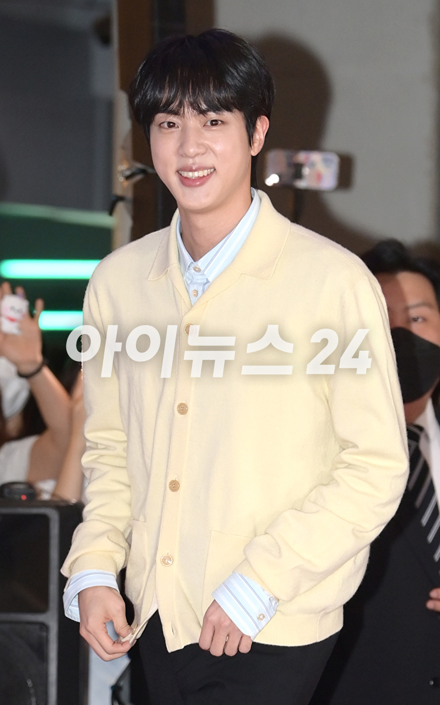 방탄소년단 진이 25일 오후 서울 삼성동 메가박스 코엑스에서 열린 영화 &#39;비상선언&#39;(감독 한재림) VIP 시사회에 참석해 포토타임을 갖고 있다. [사진=정소희 기자]