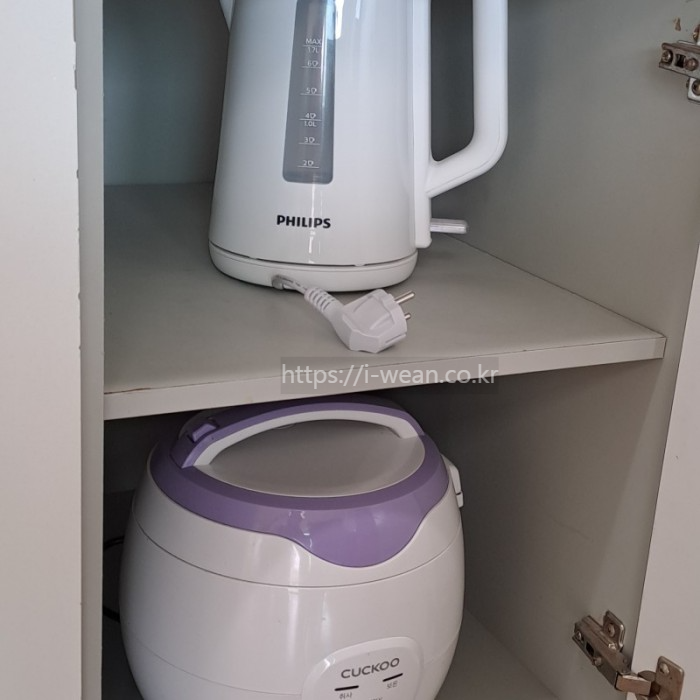 커피포트와 밥솥이 서랍장에 있습니다.