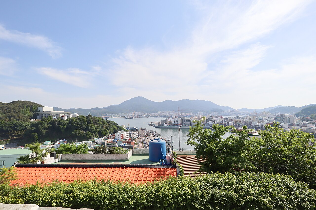 동피랑 언덕에서 내려다본 통영 시내와 바다