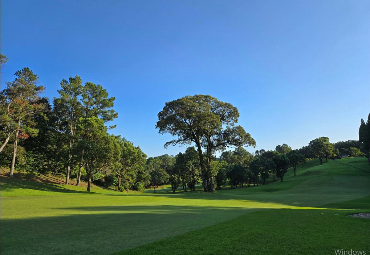 넓은 페어웨이와 자연을 살린 지형