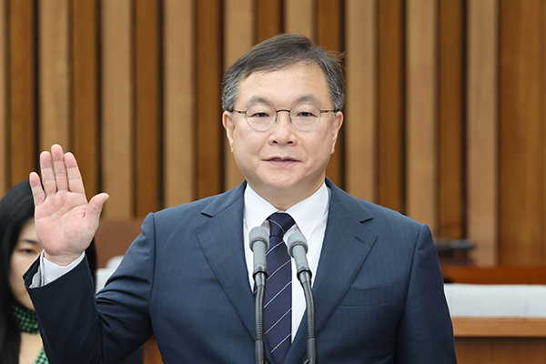 박영재 대법관 후보자가 24일 국회 대법관 후보자 인사청문회에 참석해 선서하고 있다. <연합뉴스>