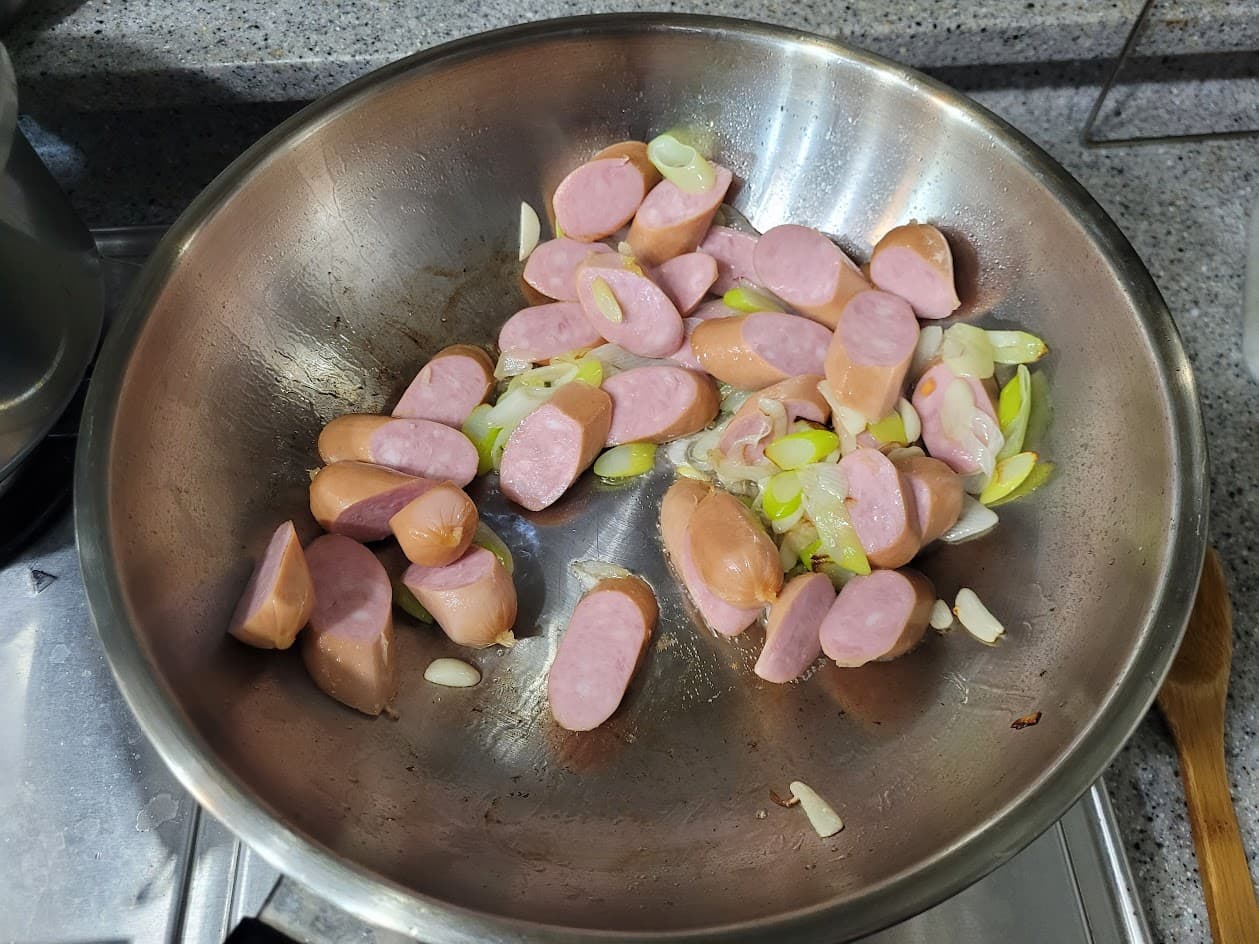 소시지를 먼저 넣어 겉면을 익히는 단계