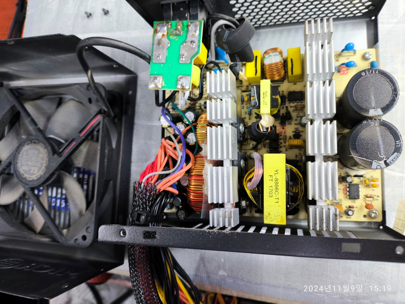 콘덴서 상태를 확인하기 위해서 커버를 열었습니다.