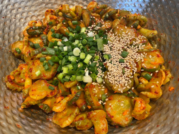 오이지무침 황금레시피 - 쪽파, 깨소금, 참기름 가볍게 섞기