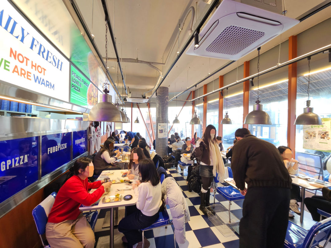 퍼그 피자 하우스 매장 내부