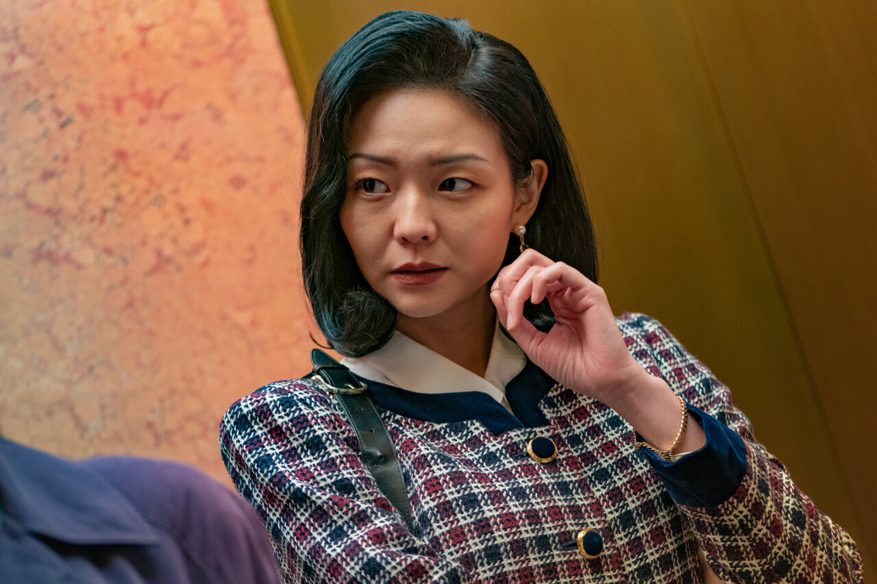 엘리베이터 안에서 누군가를 유심히 보는 갈매기 눈썹의 유나