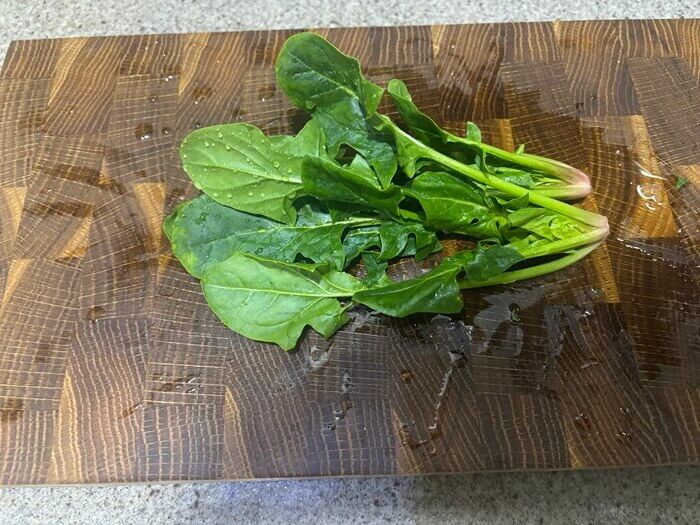 도마 위에 시금치 한줌