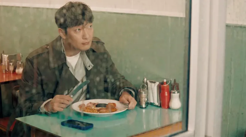 손석구 버버리, 손석구 패션, 버버리 트렌치코트, 2025 체크 트렌드, 버버리 윈드브레이커, 버버리 런던 패션위크, 남성 패션 트렌드, 버버리 캠페인, 버버리 런웨이 스타일