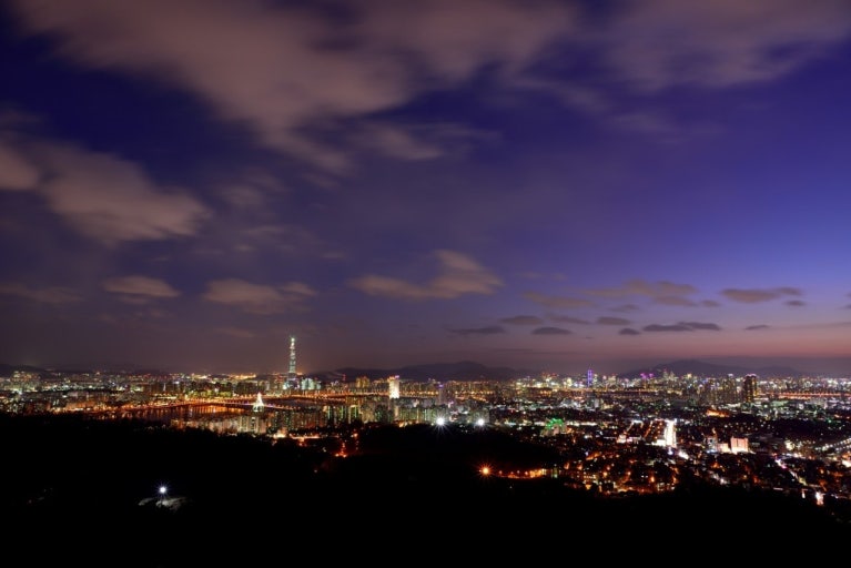 서울 아차산 정상에서 내려다본 야경과 별빛, 한강과 롯데월드타워가 어우러진 가을밤 풍경