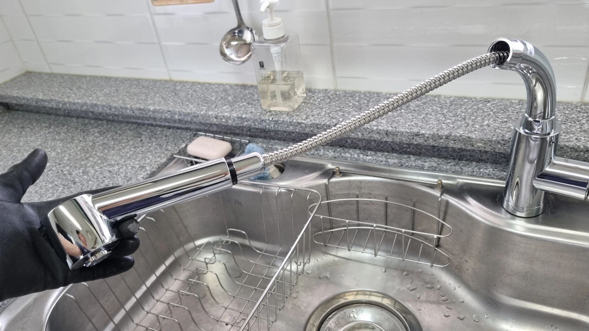 싱크대 수도꼭지 호스 모습