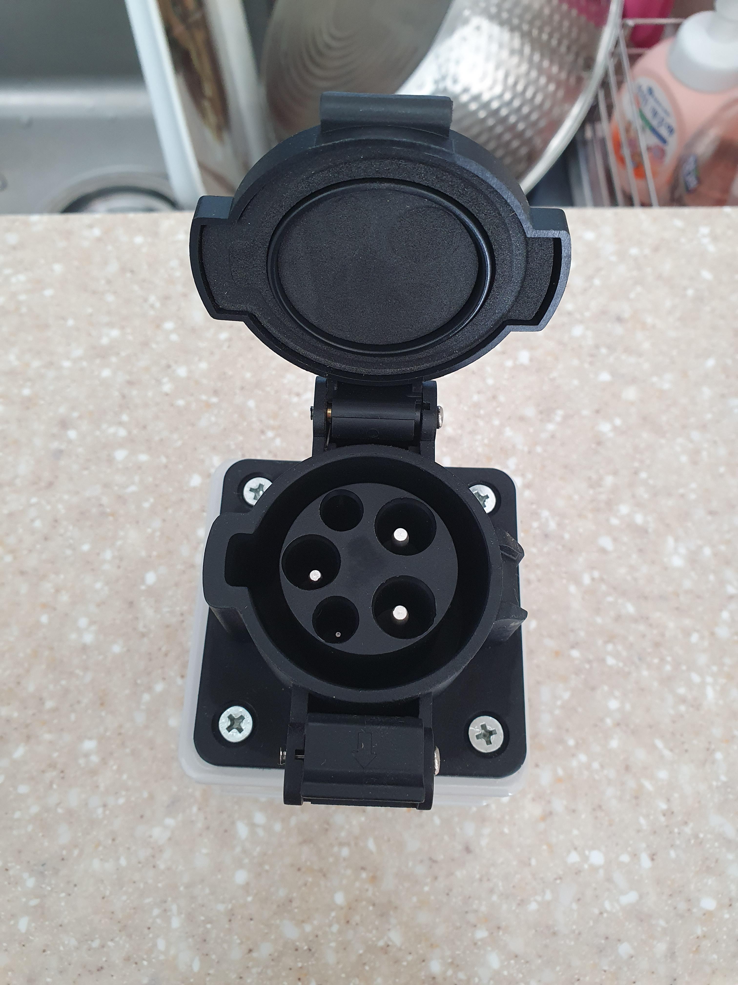 5핀 완속충전기를 꼽을수 있는 이군젠더