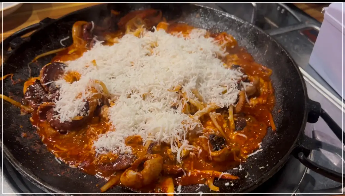 혜화역-명쭈3-메뉴판-2인세트-쭈꾸미삼겹살-눈꽃치즈-올린-모습