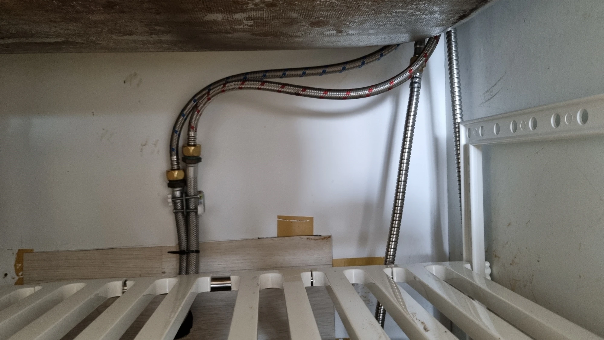 싱크대 수도꼭지 급수 호스 연결 모습